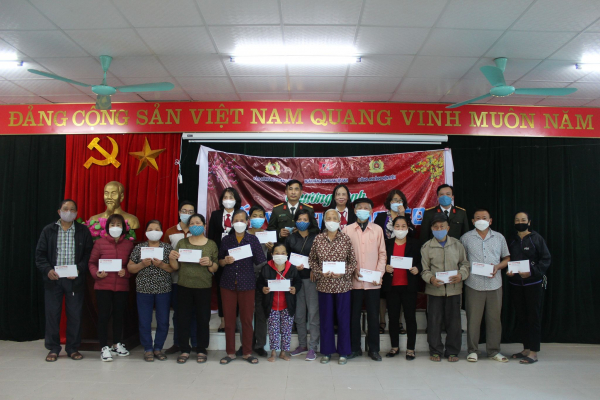 Báo CAND và Ngân hàng Agribank tiếp tục trao tặng người nghèo tỉnh Điện Biên 200 suất quà Tết -0