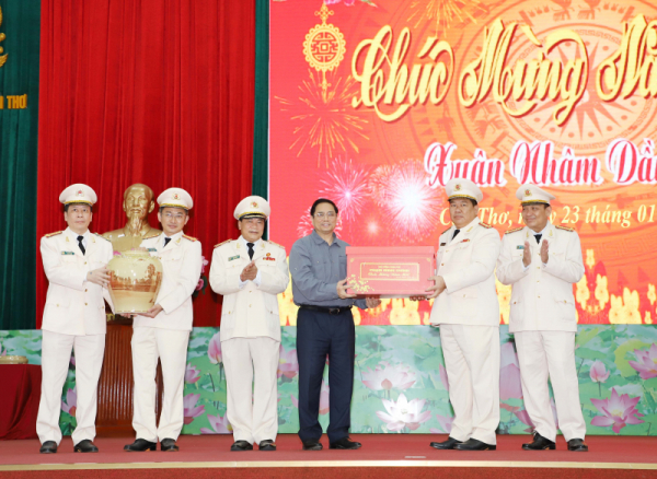 Prime Minister Pham Minh Chinh visits Can Tho police -0