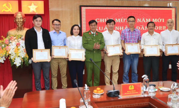 Công an tỉnh Thừa Thiên-Huế tặng giấy khen cho nhiều tập thể, phóng viên có thành tích trong công tác tuyên truyền -0