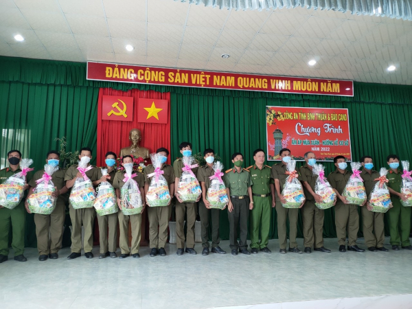Ấm áp nghĩa tình với cán bộ chiến sĩ công an viên khi tết đến xuân về -0