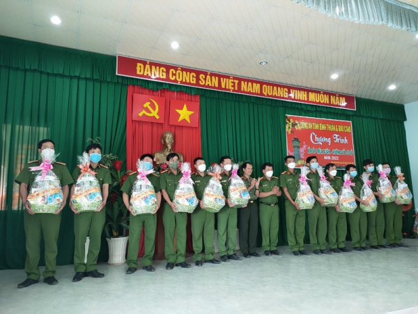 Ấm áp nghĩa tình với cán bộ chiến sĩ công an viên khi tết đến xuân về -0
