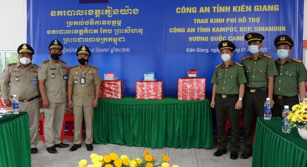 Công an tỉnh Kiên Giang trao kinh phí hỗ trợ các tỉnh bạn thuộc Campuchia -0