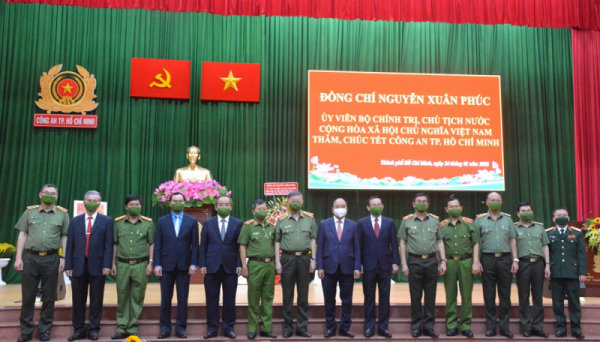 State President Nguyen Xuan Phuc pays Tet visit to HCMC police -0