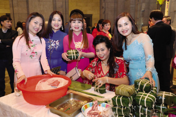 người việt xa xứ vẫn gói bánh chưng đón tết-nguồn ảnh báo gia đình.jpg -0