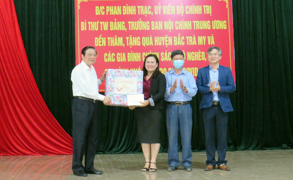 Đồng chí Phan Đình Trạc tặng quà Tết cho người dân miền núi tại Quảng Nam -0