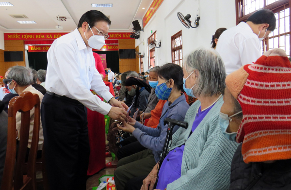 Đồng chí Phan Đình Trạc tặng quà Tết cho người dân miền núi tại Quảng Nam -0