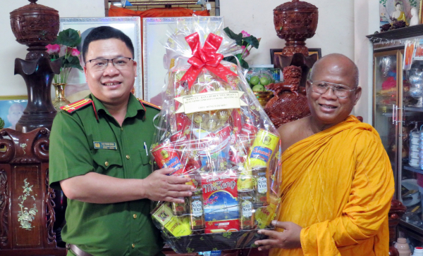 Tiểu đoàn CSCĐ tặng quà Tết người có uy tín trong đồng bào dân tộc Khmer -0