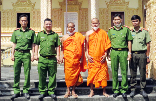 Tiểu đoàn CSCĐ tặng quà Tết người có uy tín trong đồng bào dân tộc Khmer -1