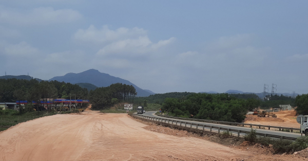 Dự án cao tốc Cam Lộ - La Sơn chậm tiến độ do vướng mặt bằng -0
