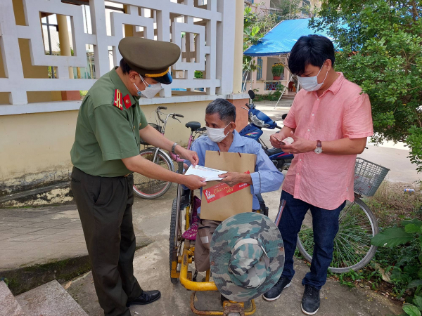 Báo CAND tiếp tục chương trình tặng quà “Tết vì người nghèo” ở Quảng Nam -0