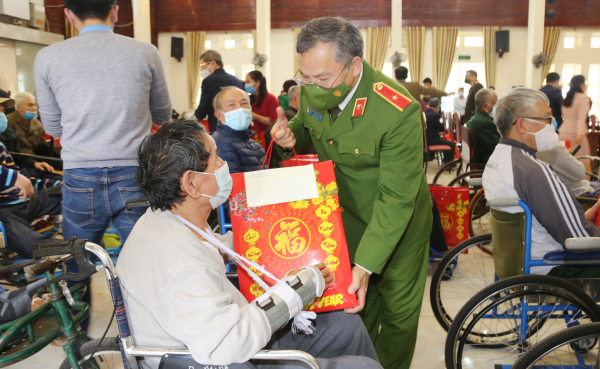 Lãnh đạo Bộ Công an thăm, tặng quà tại Trung tâm điều dưỡng thương binh Thuận Thành -0
