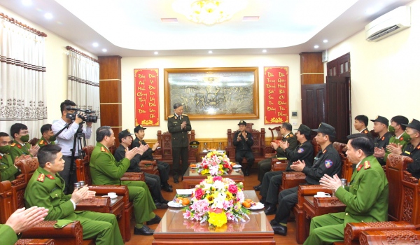 Bộ trưởng Tô Lâm thăm, động viên CBCS Trung đoàn Không quân CAND -0