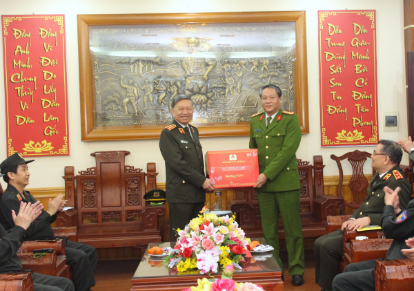 Bộ trưởng Tô Lâm thăm, động viên CBCS Trung đoàn Không quân CAND -1