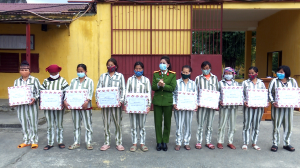 Trại giam Ninh Khánh công bố quyết định giảm án, tha tù đợt Tết Nguyên đán -0