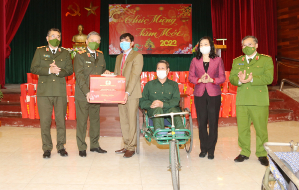 Minister To Lam visits Thuan Thanh War Invalid Nursing Center -0