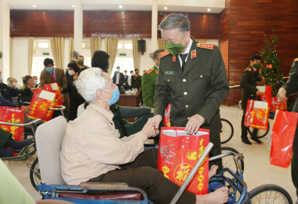 Minister To Lam visits Thuan Thanh War Invalid Nursing Center -1