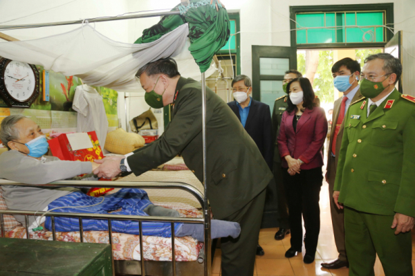 Minister To Lam visits Thuan Thanh War Invalid Nursing Center -0