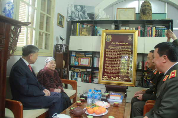 Đại tướng Tô Lâ, Bộ trưởng Bộ Công an đến thăm và chúc Tết gia đình cố nhạc sĩ Văn Cao -0