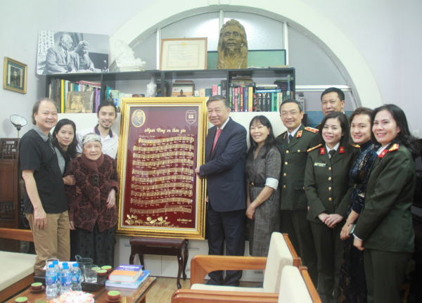 Đại tướng Tô Lâ, Bộ trưởng Bộ Công an đến thăm và chúc Tết gia đình cố nhạc sĩ Văn Cao -0