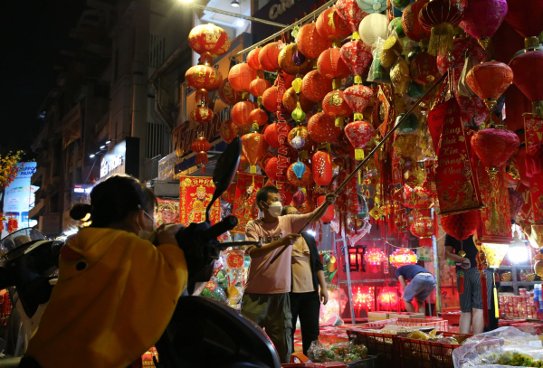 Đêm trên con phố bán đồ trang trí Tết lớn nhất TP Hồ Chí Minh -1