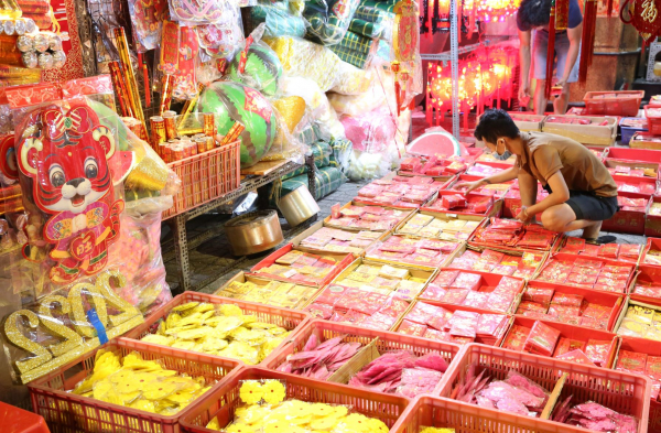 Đêm trên con phố bán đồ trang trí Tết lớn nhất TP Hồ Chí Minh -2