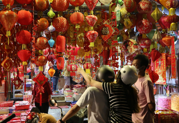 Đêm trên con phố bán đồ trang trí Tết lớn nhất TP Hồ Chí Minh -3