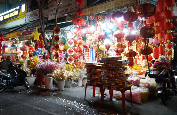 Đêm trên con phố bán đồ trang trí Tết lớn nhất TP Hồ Chí Minh -4