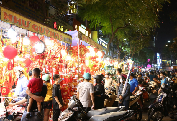 Đêm trên con phố bán đồ trang trí Tết lớn nhất TP Hồ Chí Minh -4