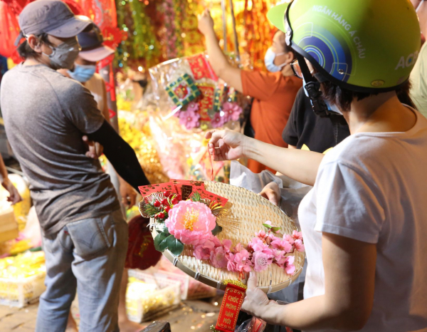 Đêm trên con phố bán đồ trang trí Tết lớn nhất TP Hồ Chí Minh -5