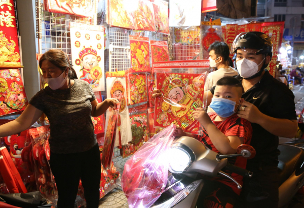 Đêm trên con phố bán đồ trang trí Tết lớn nhất TP Hồ Chí Minh -6