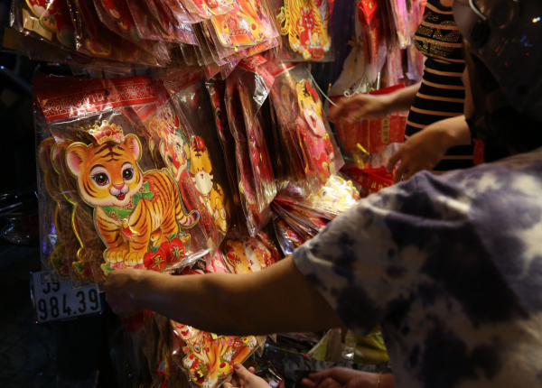 Đêm trên con phố bán đồ trang trí Tết lớn nhất TP Hồ Chí Minh -9