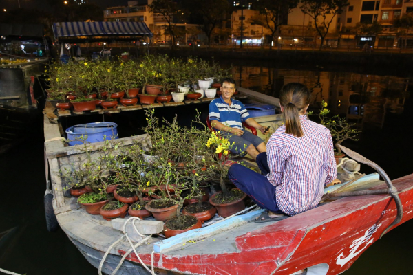 Dân TP đổ xô đến chợ hoa “trên bến dưới thuyền” mua hoa chưng Tết -4