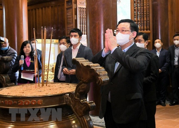 Chủ tịch Quốc hội dâng hương tưởng niệm Bác Hồ tại Nghệ An -0