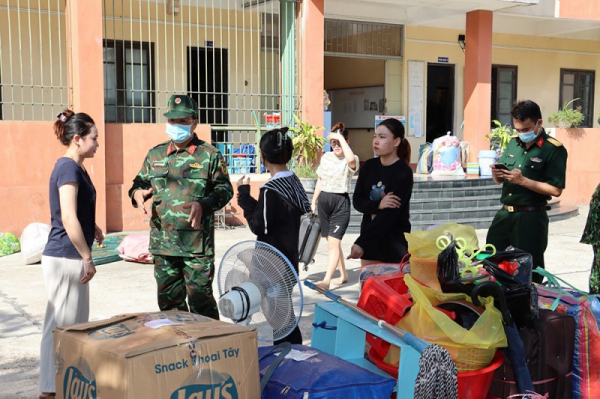 Thua Thien-Hue authorities and armed forces take good care of Lao students  -0