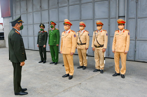 Thứ trưởng Trần Quốc Tỏ chúc Tết CBCS tại chốt tuần tra tỉnh Nam Định -2