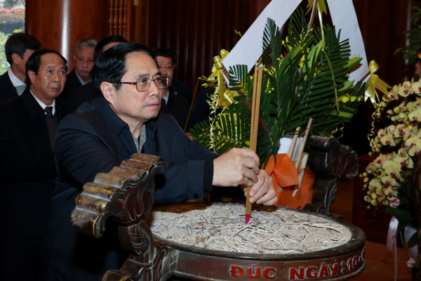 Thủ tướng dâng hương tưởng niệm Chủ tịch Hồ Chí Minh -0