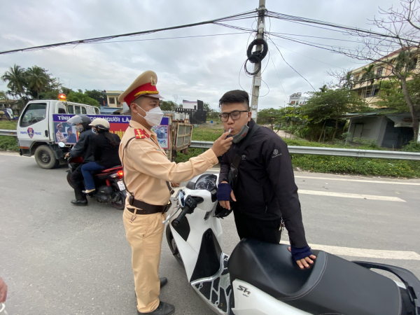 CSGT kịp thời truy chặn xe ô tô gây TNGT ngày mùng 3 Tết bỏ trốn từ Quảng Trị vào Đà Nẵng -0