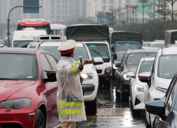 CSGT chốt trực trong mưa rét điều tiết giao thông đón người dân trở về Thủ đô -0