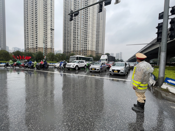 CSGT chốt trực trong mưa rét điều tiết giao thông đón người dân trở về Thủ đô -0
