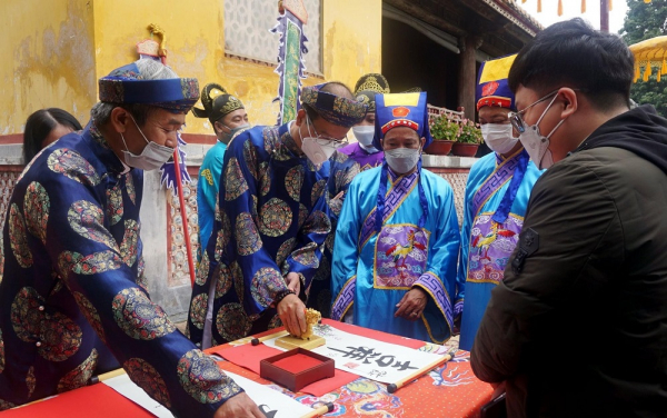 Du khách và người dân xin chữ đầu năm ở Hoàng cung Huế -0