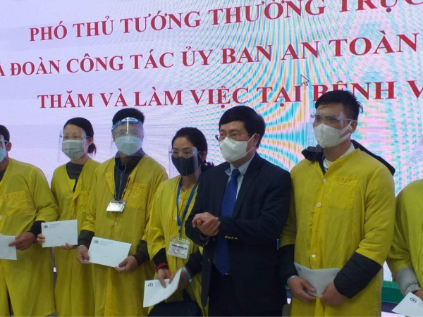 Phó Thủ tướng Phạm Bình Minh thăm và tặng quà bệnh nhận bị tai nạn giao thông -0