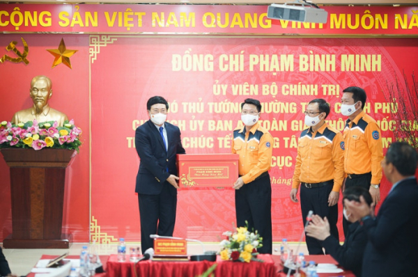 Phó Thủ tướng Thường trực Phạm Bình Minh thăm và tặng quà bệnh nhân bị tai nạn giao thông -0