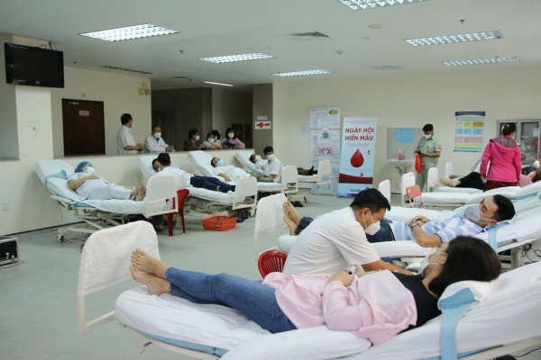 Gần 200 y, bác sĩ tham gia hiến máu tình nguyện -0