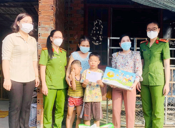 Công an tỉnh Tây Ninh tặng quà trẻ mồ côi và người dân nghèo -0