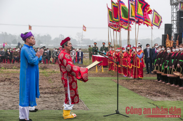 President Nguyen Xuan Phuc performs traditional New Year ploughing festival  -1