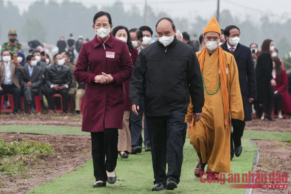 President Nguyen Xuan Phuc performs traditional New Year ploughing festival  -3