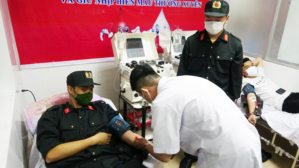 Cảnh sát cơ động hiến máu và tiểu cầu cứu sống nhiều bệnh nhân -0