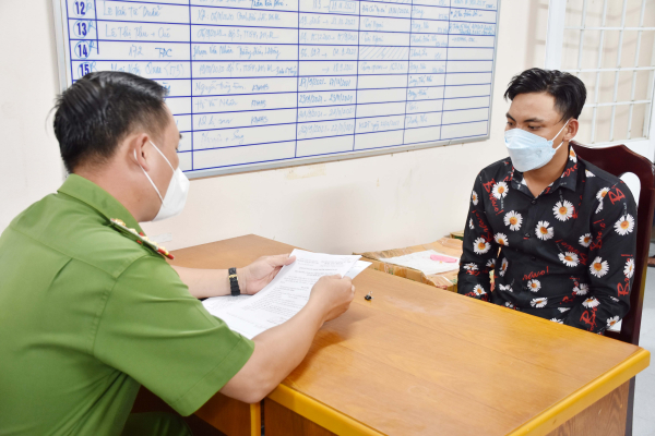 Dùng kích điện chặn đường cướp tài sản -0