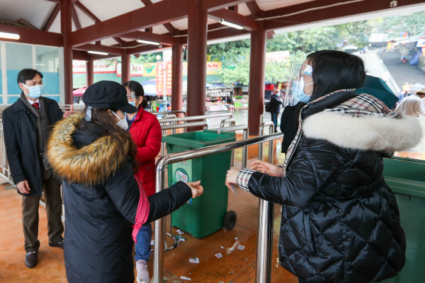 Hàng nghìn du khách đổ về Chùa Hương trước ngày mở cửa -4