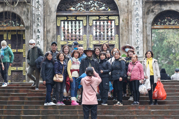 Hàng nghìn du khách đổ về Chùa Hương trước ngày mở cửa -9